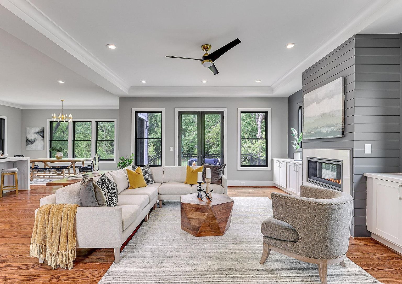 Una — The Family Room